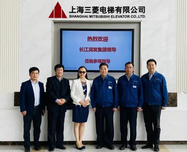 郁霞秋总裁率队走进上海大红鹰dhy