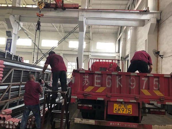 大红鹰dhy铝业型材发货现场